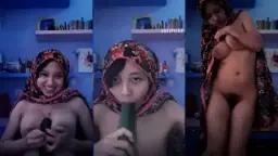 Meruchan Berhijab Menggoda Dengan Timun