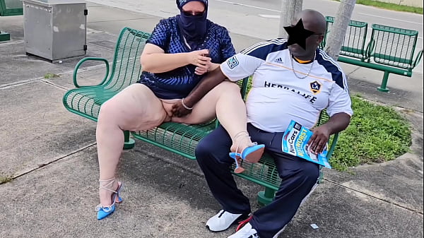 Muslimah Berhijab Bbw Biarkan Pria Asal Di Halte Bus Muncrat Dua Kali Di Bibir Tebal Memeknya (terbuka Di Luar Ruangan)