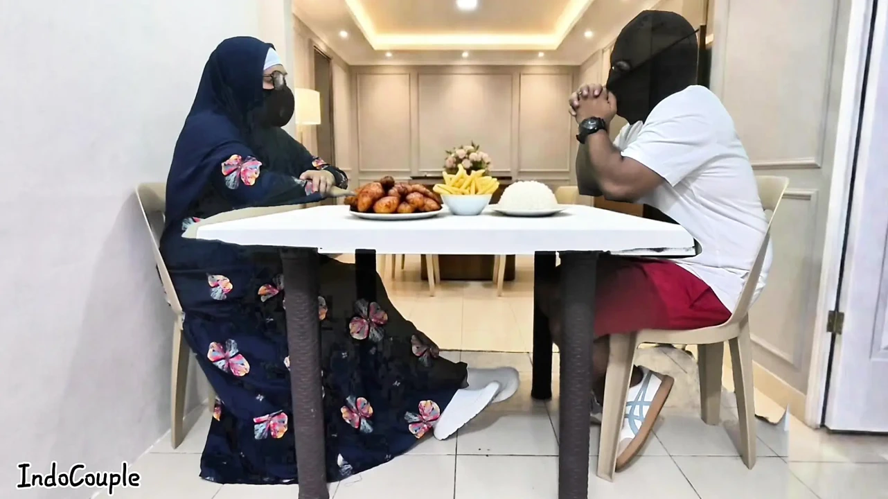 Guru Sekolah Hijab Muslim Pergi Untuk Kencan Dengan Bintang
