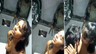 Cowok 18 Tahun Jilat Memek Pacarnya Di Toilet Umum