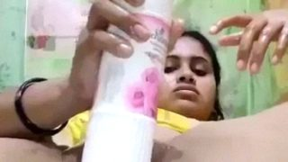 Gadis Seksi Memuaskan Diri Dengan Botol Penyegar Ruangan