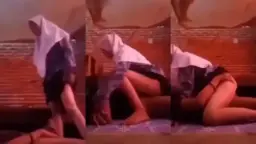 Gadis Smp Bergaya Dengan Seragam Sekolah Yang Menggoda