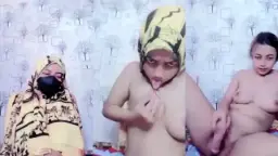 Pamer Telanjang Bikin Heboh, Jilbab Kuning Bikin Goyang