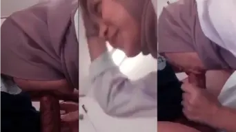Ukhti Cantik Tersenyum Manis Sebelum Melayani Dengan Mulut Penuh Nafsu