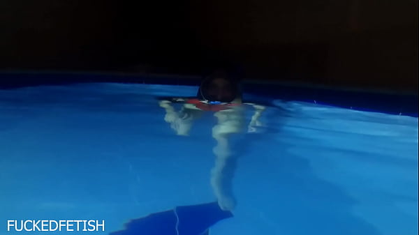 Helen Bintang, Berenang Malam Dengan Topeng Menggoda Di Kolam