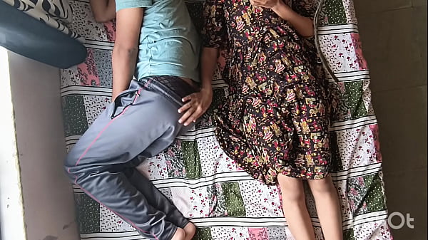 Bhabhi Genit Shivani Menggoda Devar Yang Tertidur Lalu Naiki Dia Dengan Pose Amazon Yang Menggairahkan.