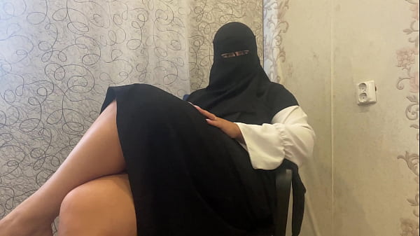 Ibu Tiri Arab Berjilbab Menggoda Dengan Masturbasi