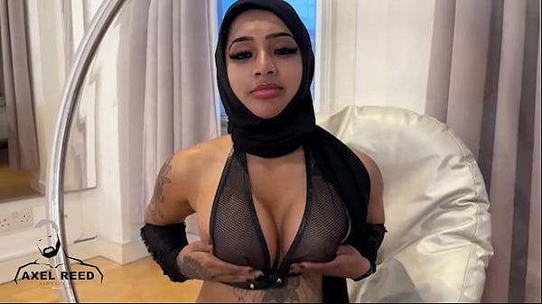 Gadis Muslim Berjilbab Digoyang Ganas Oleh Lelaki Berotot