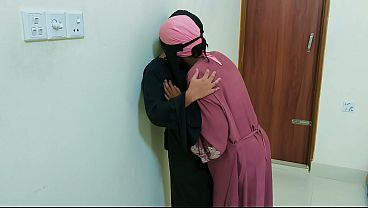 Desi Bhabhi Masak Sendiri Di Dapur, Bikin Film Panas Yang Bikin Ngaceng