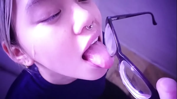Pelacur Asia Menanti Tuannya; Dia Menjilat Bekas Sperma Dari Kacamatanya. Video Lengkap Di Sabelarsene.com