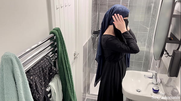Astaga, Gadis Berhijab Itu Ternyata Menggeliat Sendiri Di Balik Pintu Kamar Mandi.