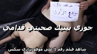 ياسر يفتح رجلي ويبدأ يلعب بيده ويدخل زبه في كسي وأنا مستمتعة ومتعلقة بيه