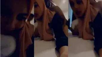 Gadis Berjilbab Digoyang Dari Belakang Di Kamar Hotel