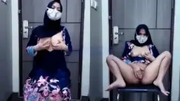 Gadis Berkerudung Hitam Muncrat Di Ambang Pintu