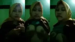 Ratna Telah Bebas, Payudara Besar Bulatnya Bikin Geli