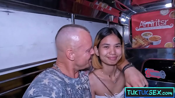 Gadis Thailand Mungil Dijemput Naik Tuk Tuk Di Pattaya Untuk Main Seks