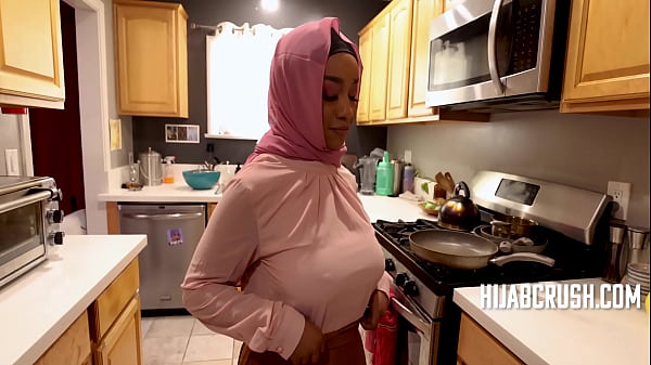 Lily Starfire, Si Hijab Montok Bikin Gerakannya Bikin Ngilu
