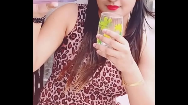 Cewek India Pose X, Siap Digoyang