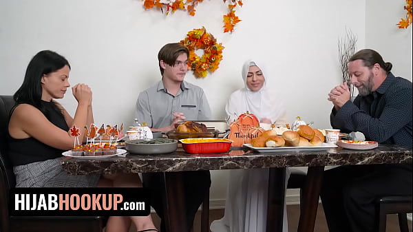 Audrey Royal, Muslimah Seksi, Rayakan Thanksgiving Dengan Bercinta Liar Di Atas Meja – Goyang Hijab