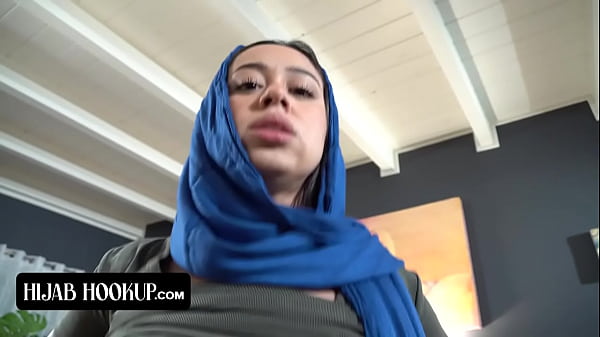 Nakal Betul Si Arab Ini, Nyedot Kontol Kakak Tirinya Biar Dia Diem, Jangan Sampai Ketahuan Sama Orang Tua Tiri Yang Galak.