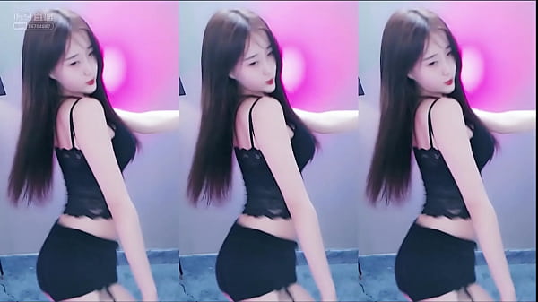 Em Gái Trung Hoa Uốn éo Trên Thang Với áo Ren đen Mê Hồn
