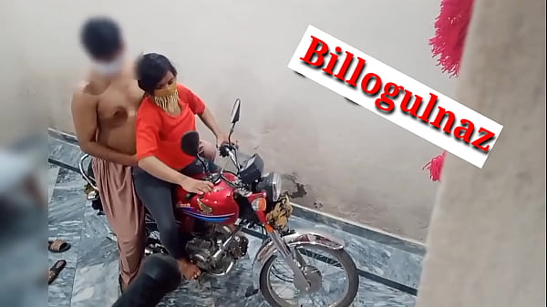 Ibu Mertua Lagi Nungging Di Motor, Temenku Langsung Masukin Dari Belakang, Suara Hindi Bikin Makin Panas