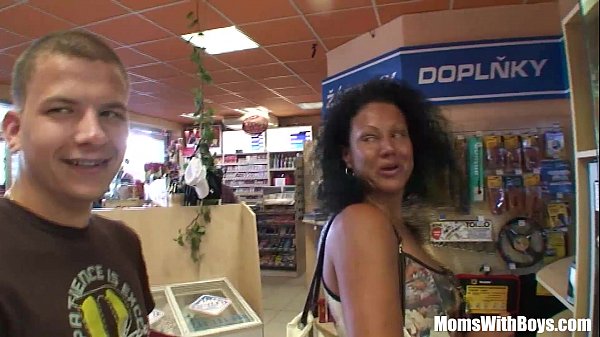 Ibu-ibu Montok Dijemput Dan Digenjot Di Bangunan Kosong