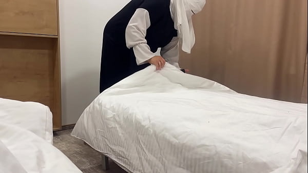 Pelayan Arab Menggoda Tamu Hotel Di Kamar Dengan Kemesraan Ranumnya