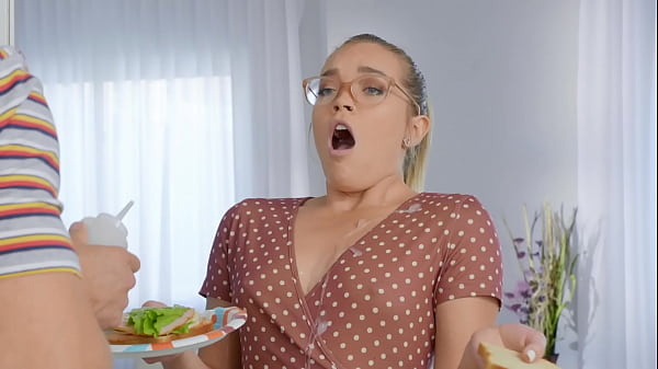 Dia Suka Dihardcore Di Dapur – Adegan Panas Dari Brazzers