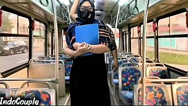 Istri Muslim Pulang Kampus Naik Bus, Langsung Digebrak Orang Asing Di Balik Hijabnya.