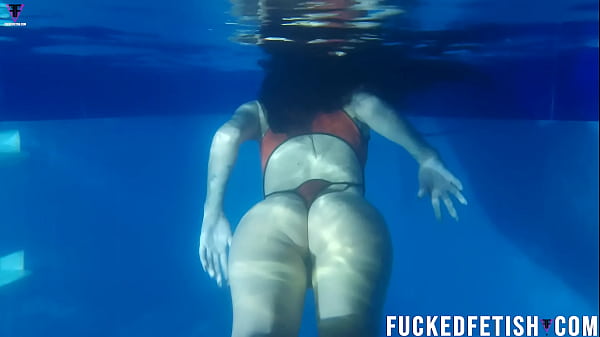 Topeng Selam Helen Bikin Basah Di Kolam