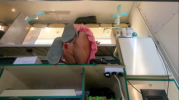 Lihat Tuh Si Jalang, Melekuk Di Meja, Celana Dalem Keliatan Dari Bawah—pemandangan Nakal Banget.