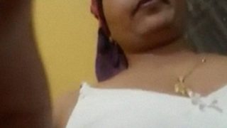 Bikin Tegang! Video Selfie Aunty Bhopal Telanjang, Goda-goda Bikin Ngilu.