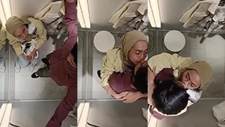 Hijab Nyaris Robek, Ciuman Brutal Sama Pacar Di Ruang Ganti Bikin Makin Bernafsu