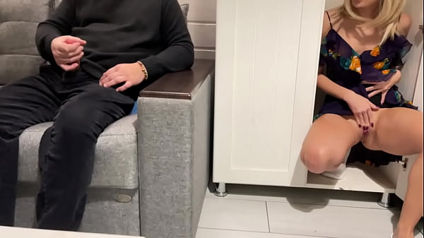 Ibu Tiri Ngintip Anak Tiri Nonton Bokep Sambil Coli, Lalu Ngentotin Dia