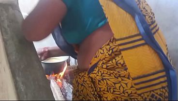 Ibu Rumah Tangga India Lagi Main Seru Sama Suami Orang, Basah Kuyup.