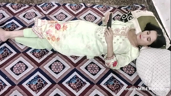 Cewek Indian Nonton Bokep Di Hp, Digenjot Keras Sama Kakak Tiri – Suara Hindi