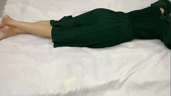 18 Tahun, Adik Tiri Sendirian Di Kamar, Malam Itu Aku Masuk Dan Ngewe Dia Sampai Meringis.