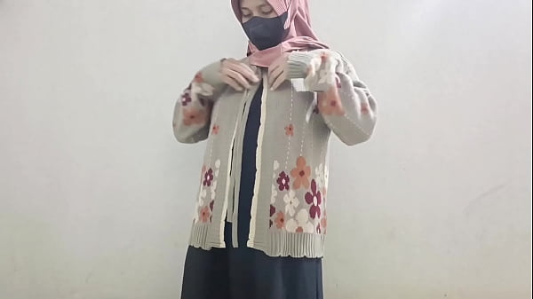 Gadis Berjilbab Main Timun Di Selangkangan Sampai Basah.