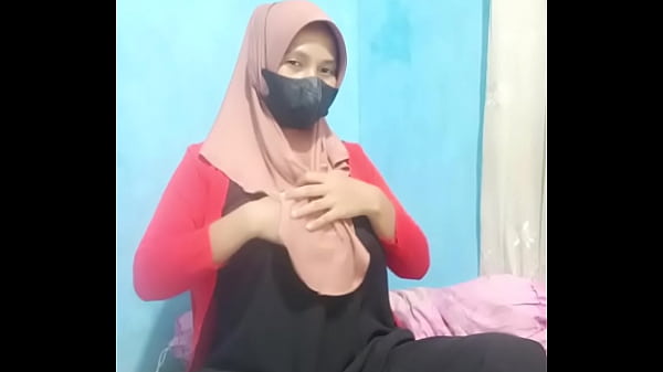 Gadis Berhijab Mainin Kontol Palsu Sampe Crot, Crot, Crot!