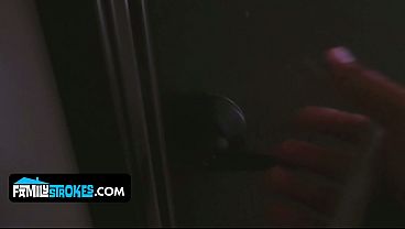 Goyangin Bokong Gede Layla London Biar Stepbro-nya Ngewein Lubang Rapetnya.