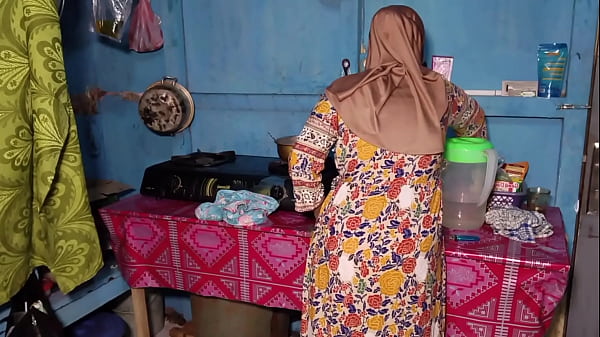 Ngentot Istri Temen Sendiri Pas Lagi Sibuk Masak Di Dapur, Rasanya Makin Nikmat.