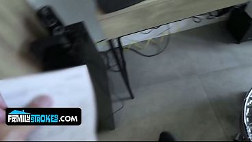 Gadis Muda Latin Menggoda Ayah Tirinya Dengan Tubuh Mulusnya Yang Bikin Ngiler.