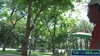 Gadis Thailand Mungil Dijemput Pakai Tuk Tuk, Langsung Digenjot Keras Di Dalamnya.