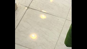 سباك وصاحبه ينيكو شرموطة مصرية قوية، كلام هيج وصوت واضح وجسم ملبن