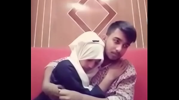 Desi Pacar Cewek Cowok Ciuman Panas Di Hotel, Bibir Saling Mengigit, Lidah Bertarung Basah.