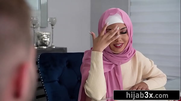 Monyet Kecil Cantik Berhijab Digebukin Sambil Jilbabnya Tetap Rapi.