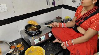 Komal Lagi Bikin Gorengan Pas Diwali, Adik Ipar Langsung Ngegoda Sambil Ngeliatin Bokong Mulusnya.