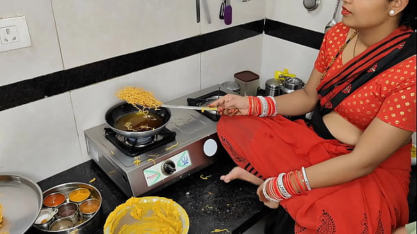 Komal Lagi Bikin Gorengan Pas Diwali, Adik Ipar Langsung Ngegoda Sambil Ngeliatin Bokong Mulusnya.