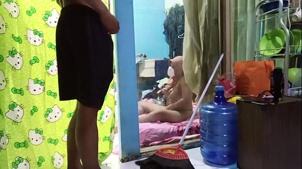 Ngentotin Bini Temen Sambil Dia Colmek, Bikin Makin Mabok.